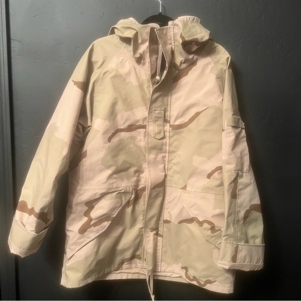 USGI ECWCS Tri- Color Camouflage Size: M cold weather parka. T
Hooded Jacket - Picture 4 of 13